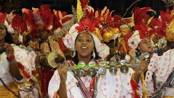 El Carnaval de Río de Janeiro prohíbe los selfis en los desfiles del Sambódromo - Sputnik Mundo