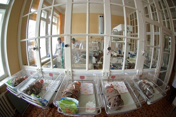 Casi el 50% de los niños nacen con problemas de salud en Rusia - Sputnik Mundo
