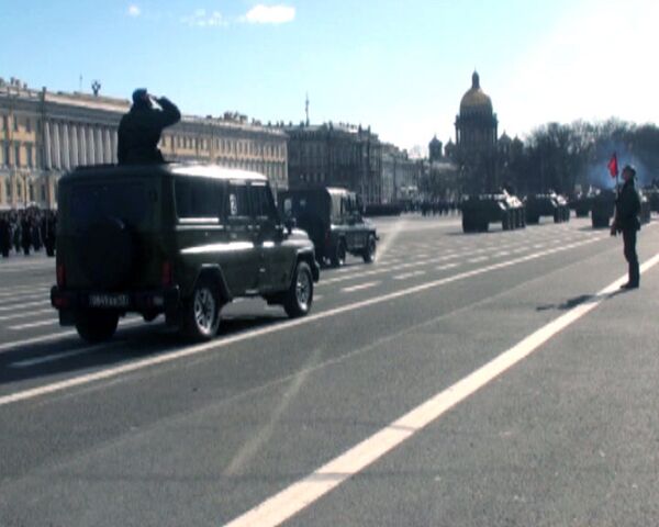 Unidades militares ensayan parada militar en la plaza del Palacio de San Petersburgo  - Sputnik Mundo
