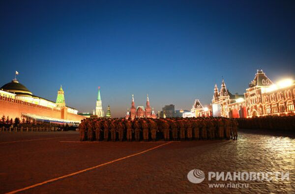 Ensayo nocturno del desfile del Día de la Victoria en la Plaza Roja  - Sputnik Mundo