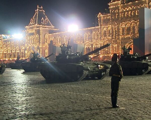 Tanques y lanzamisiles “invaden” la Plaza Roja durante ensayo de desfile - Sputnik Mundo