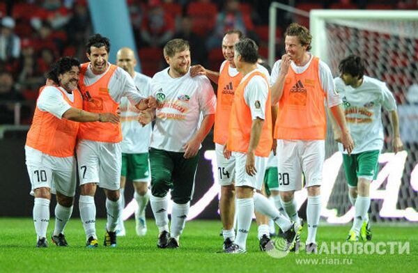 Estrellas del fútbol mundial perdieron amistoso con Chechenia - Sputnik Mundo