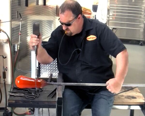 Maestro artesano enseña el arte de soplar vidrio  - Sputnik Mundo