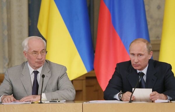 Vladimir Putin y Nikolai Azárov  - Sputnik Mundo