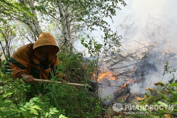 Lucha contra incendios forestales en el Territorio de Krasnoyarsk  - Sputnik Mundo