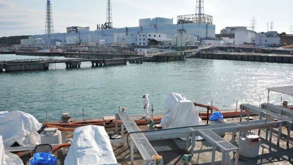 Descontaminación de agua cerca la estación nuclear Fukushima-1 - Sputnik Mundo