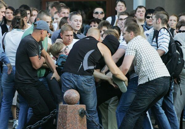 Policía bielorrusa empieza a detener a participantes de una protesta en Minsk - Sputnik Mundo
