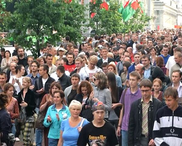 Bielorrusos protestan con aplausos las medidas económicas del gobierno - Sputnik Mundo