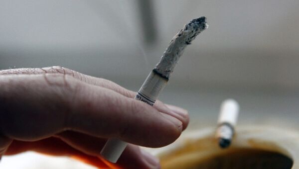 Fumar una cajetilla diaria incrementa 20 veces el riesgo de cáncer de pulmón - Sputnik Mundo