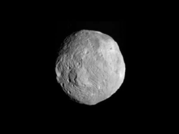 La sonda Dawn transmite a la Tierra imágenes detalladas del asteroide Vesta - Sputnik Mundo