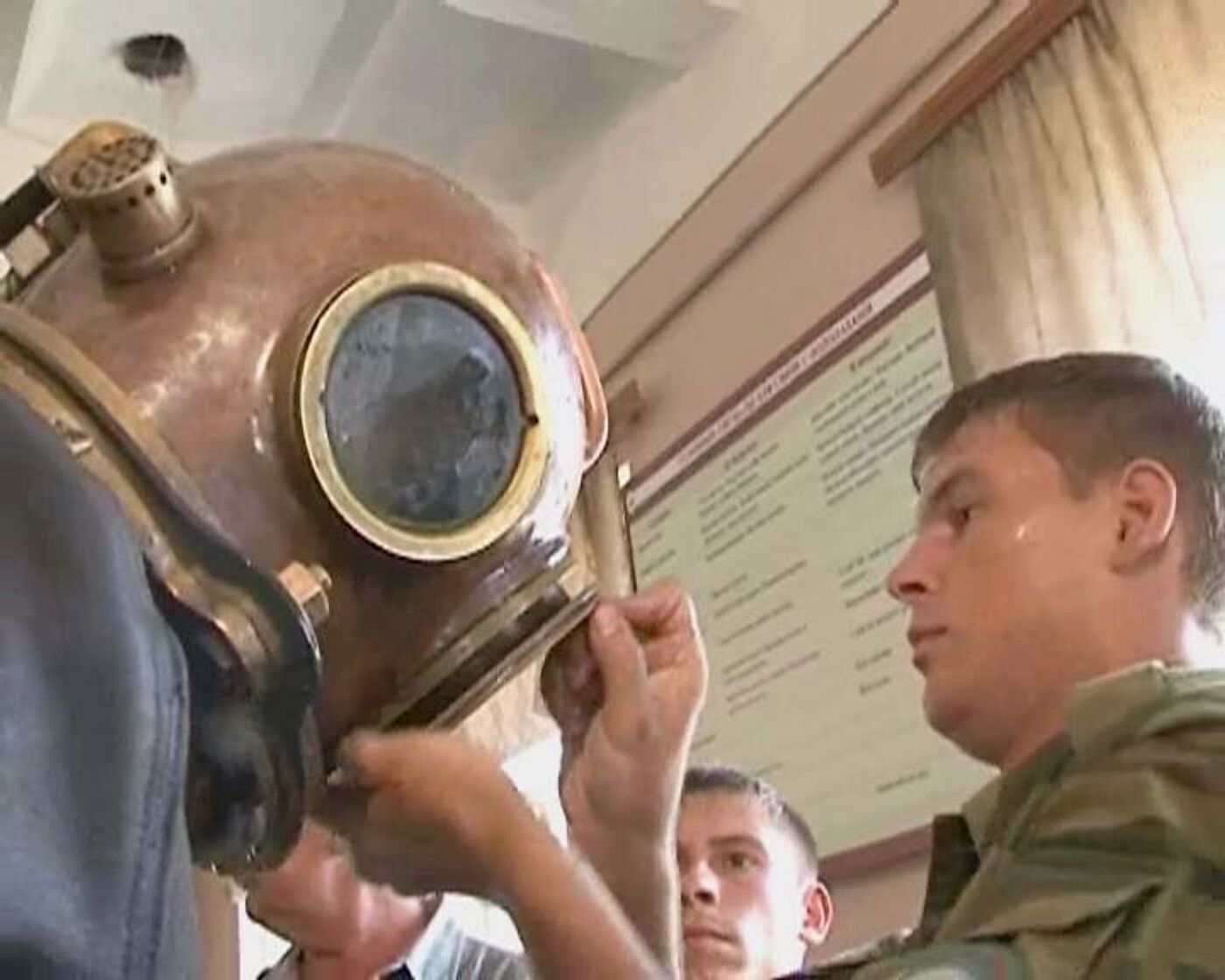 Buzos militares se ponen un traje de 1950 para entrenar bajo el - 24.07.2011, Sputnik