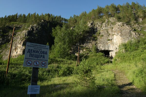 La cueva de Denísova está situada en las estribaciones de las montañas de Altay, en pleno corazón de Asia. - Sputnik Mundo