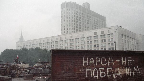 Barricadas cerca de la sede del Sóviet Supremo (Parlamento) de la URSS durante la intentona golpista de 1991. - Sputnik Mundo