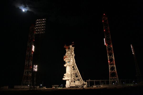 Desde el cosmódromo de Baikonur fue lanzado anoche el cohete propulsor Protón-M con la unidad de aceleración Briz-M y el satélite Express AM4. - Sputnik Mundo