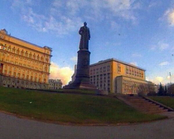 El desmantelamiento del monumento a Dzerzhinski el 23 de agosto de 1991 en Moscú - Sputnik Mundo