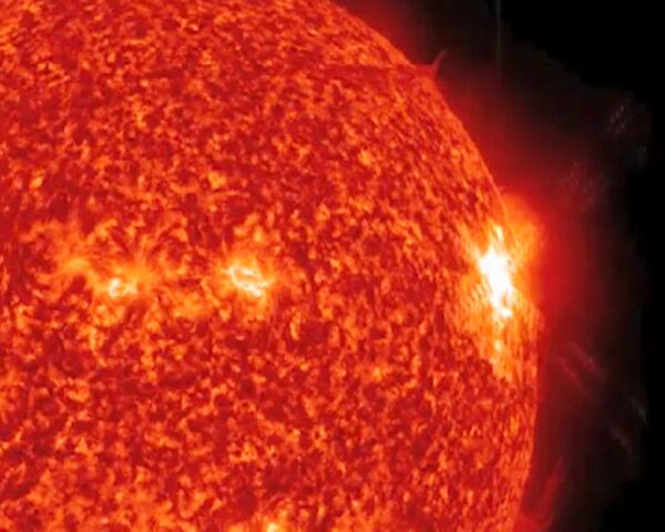 La llamarada más fuerte en más de medio año ocurre en el Sol y puede provocar tormenta solar - Sputnik Mundo