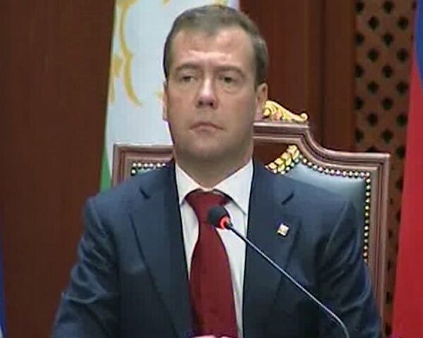 Medvédev propone prolongar por 49 años la presencia militar rusa en Tayikistán - Sputnik Mundo