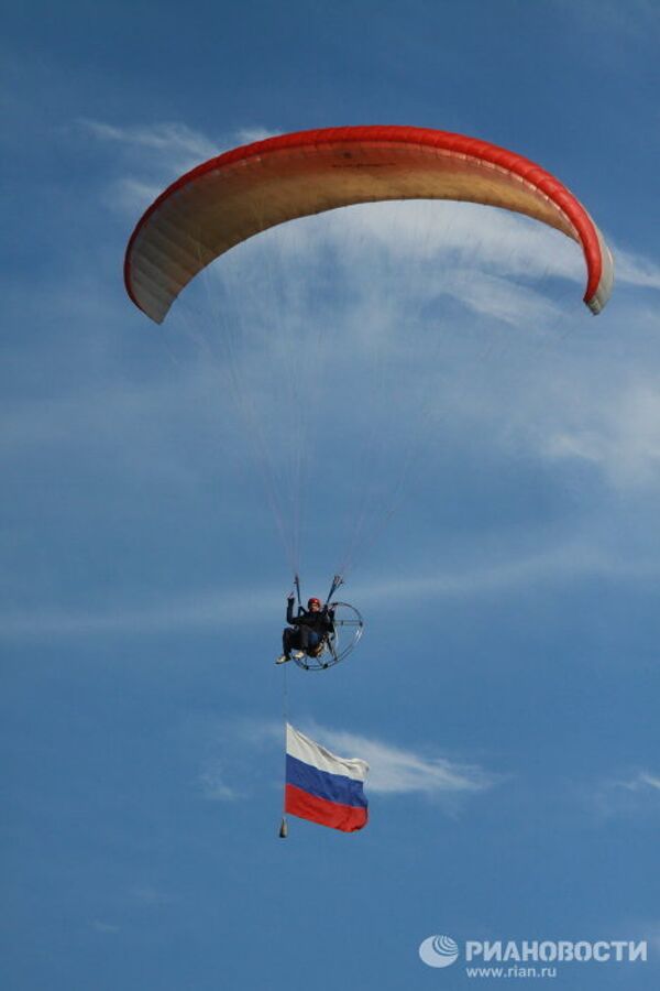Vuelos y saltos de exhibición en aeroclub de Arséniev - Sputnik Mundo