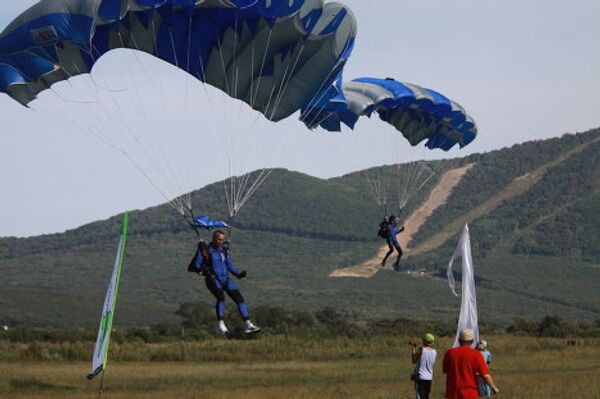 Vuelos y saltos de exhibición en aeroclub de Arséniev - Sputnik Mundo