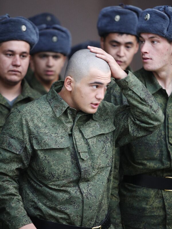 Nuevo uniforme del Ejército ruso permite dormir sobre nieve sin riesgo para la salud - Sputnik Mundo