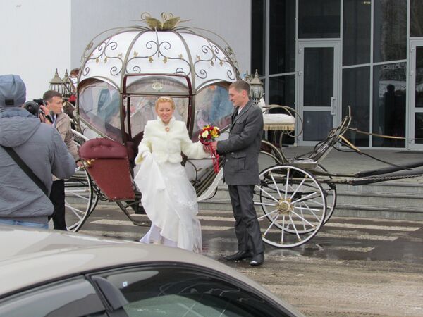 Número de bodas se dispara al doble este viernes en Moscú por “fecha mágica” - Sputnik Mundo