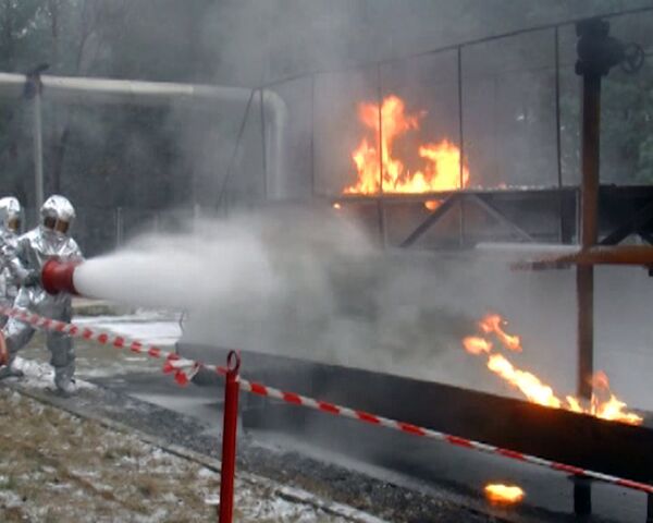 Más de 800 personas luchan contra las llamas en una central nuclear en Rusia - Sputnik Mundo