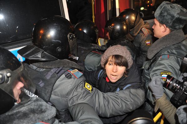 Casi 200 detenidos tras manifestaciones no autorizadas en Moscú y San Petersburgo - Sputnik Mundo