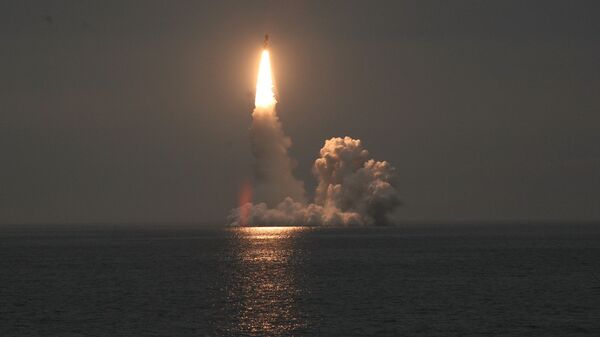 Submarino ruso “Yuri Dolgoruki” realiza exitoso lanzamiento simultáneo de dos misiles balísticos Bulavá - Sputnik Mundo