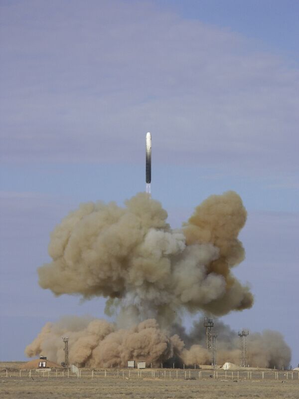 Nuevo misil ruso de largo alcance RS-26 Rubezh será lanzado antes de finalizar el año - Sputnik Mundo