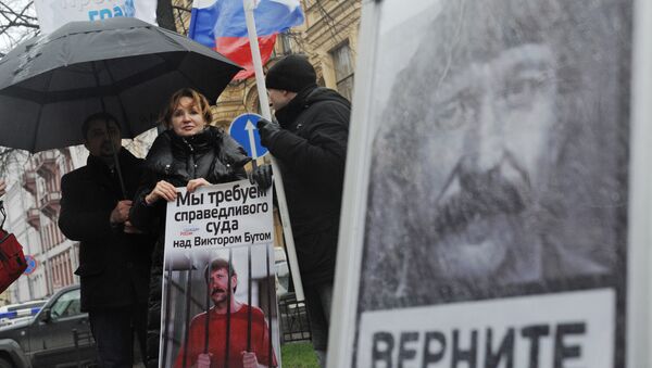 Супруга Виктора Бута участвует в пикетировании консульства США в Санкт-Петербурге - Sputnik Mundo