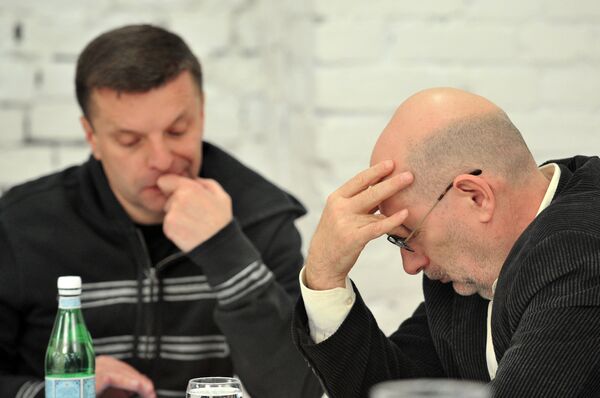 El escritor Borís Akunin y el periodista Leonid Perfiónov - Sputnik Mundo