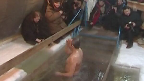 Baños helados para la Epifanía en Rusia con temperaturas de 35 bajo cero - Sputnik Mundo