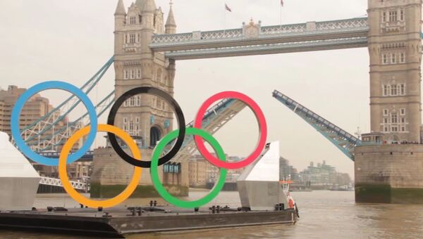 Anillos Olímpicos navegan por el río Támesis en Londres  - Sputnik Mundo