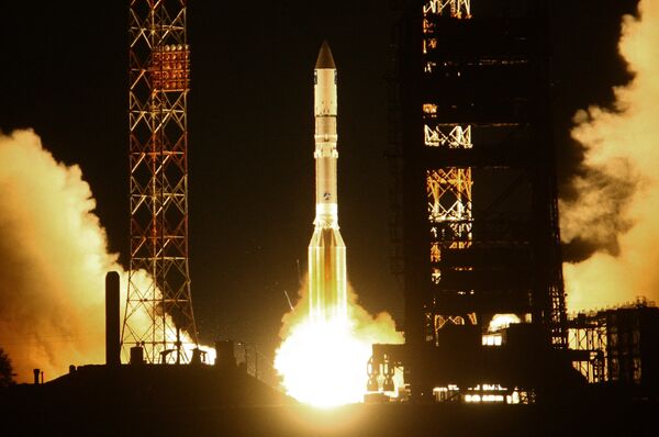 Rusia lanza con éxito el cohete Proton-M con el satélite Intelsat 22 - Sputnik Mundo