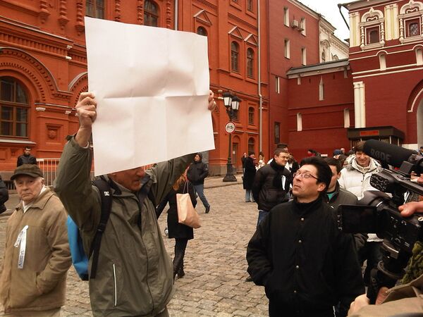 Policía libera participantes de acción de protesta en Moscú - Sputnik Mundo