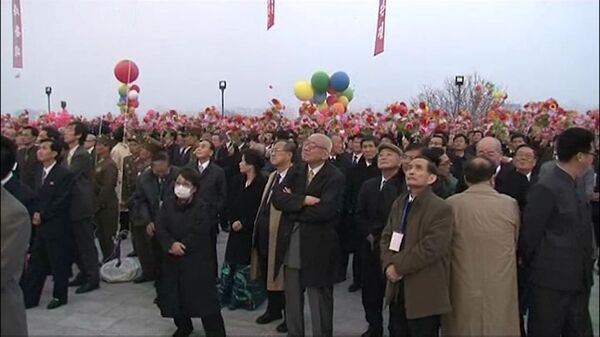 Inauguran en Pyongyang el monumento más grande al antiguo líder norcoreano Kim Jong-il - Sputnik Mundo
