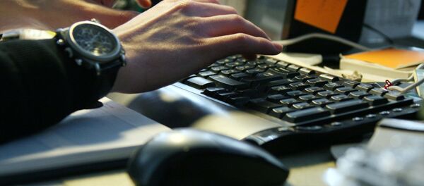Una persona usa una computadora Una persona usa una computadora - Sputnik Mundo