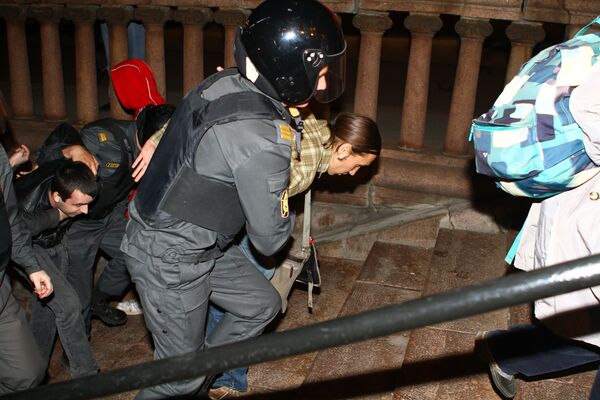 Policía desaloja acampada opositora en el centro de Moscú y detiene a 20 personas - Sputnik Mundo