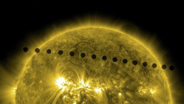 Curiosos en extremo oriente de Rusia vieron el paso de Venus por el disco solar - Sputnik Mundo