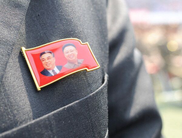 Pyongyang rinde honores póstumos a alumna que se ahogó mientras intentaba salvar retratos de líderes - Sputnik Mundo