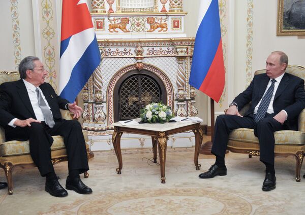 Vladímir Putin se reúne con Raúl Castro en las afueras de Moscú - Sputnik Mundo