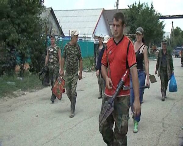 Voluntarios ayudan a los damnificados por inundación en Krimsk - Sputnik Mundo