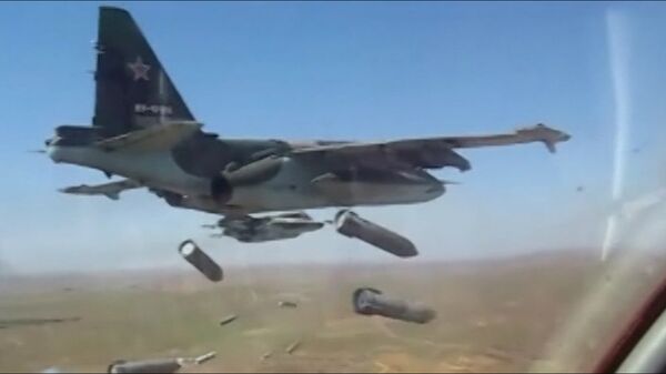 Aviones de ataque Su-25 lanzan bombas y misiles en maniobras - Sputnik Mundo