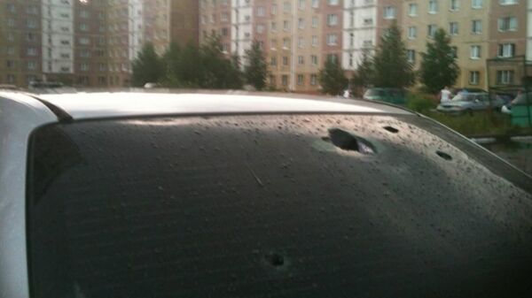 Granizo del tamaño de un huevo causa heridos y rompe coches en Siberia - Sputnik Mundo