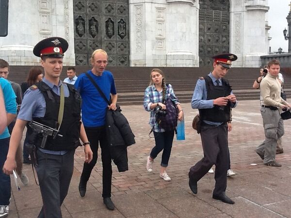 Policía detiene en Moscú a participantes de acción de apoyo a Pussy Riot - Sputnik Mundo