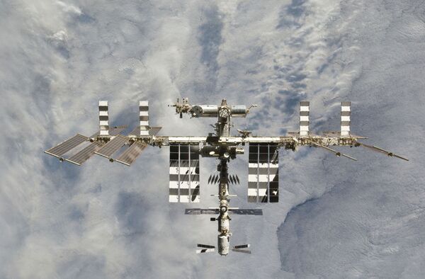 Astronautas de la ISS realizan otra caminata espacial para arreglar el sistema eléctrico - Sputnik Mundo