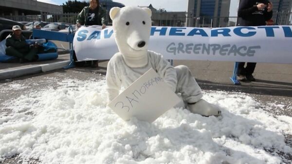“Osos polares” protestan frente a la oficina de Gazprom en Moscú - Sputnik Mundo