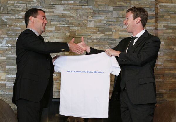 Zuckerberg regala a Medvédev una camiseta con la dirección de su página en Facebook - Sputnik Mundo