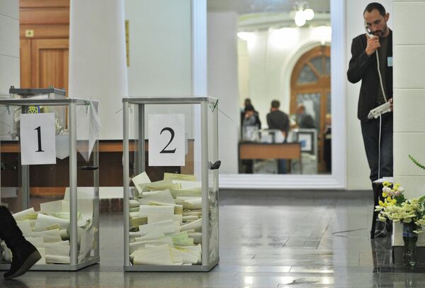 El partido de Yanukóvich sigue a la cabeza tras completarse el recuento electoral en Ucrania - Sputnik Mundo
