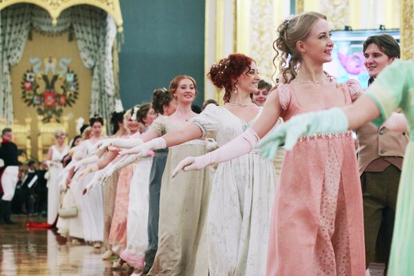 Baile de gala en memoria de la guerra contra Napoleón de 1812 se celebra en el Kremlin   - Sputnik Mundo